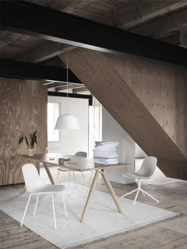 Fiber-side-split-ambit-rail-open-ply-high-res-lifestyle_Muuto-Download_7_d254554a-d82f-4c85-a891-4a95ccc15529.jpgv1595341605 Muuto Fiber Side eetkamerstoel Zwart vierpoot staal